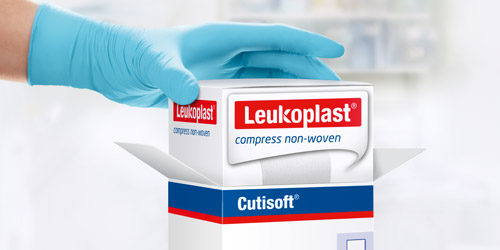 Product image of Leukoplast compress non-woven being removed from the Cutisoft packaging. Product image of Leukoplast compress non-woven being removed from the Cutisoft packaging.